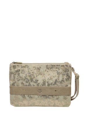 Pochette à bracelet beige et or métallisé avec fermeture éclair, bande d'accent en daim, et sangle latérale ajustable, marquée "mila louise PARIS".
