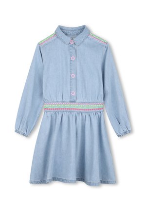Robe en denim bleu clair à manches longues avec col, boutons roses, taille élastique et bordure brodée colorée rose et verte aux épaules et à la taille.