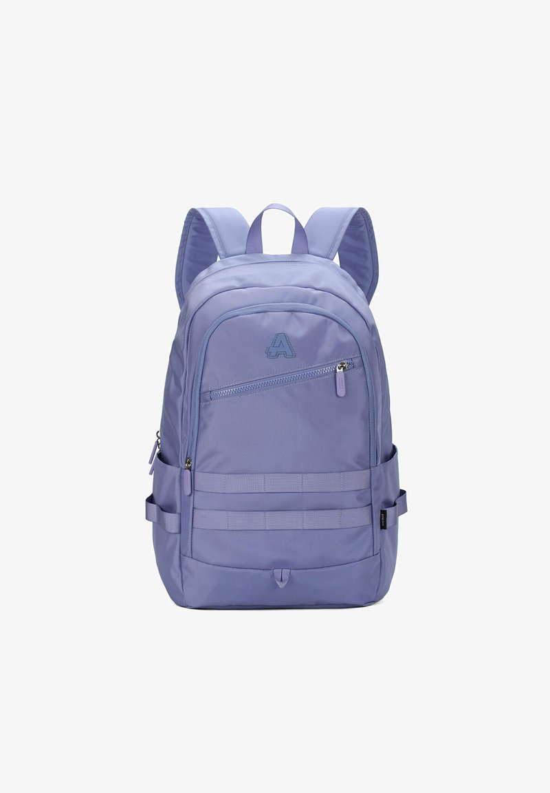 Sac à dos violet fabriqué en tissu résistant, avec une poche frontale zippée, des bretelles ajustables et des compartiments latéraux.