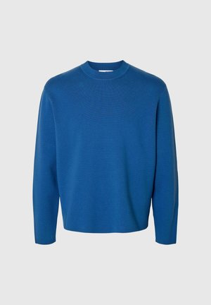 Blauer Langarm-Pullover mit Rundhalsausschnitt und lockerer Passform, vor einem schlichten hellgrauen Hintergrund präsentiert.