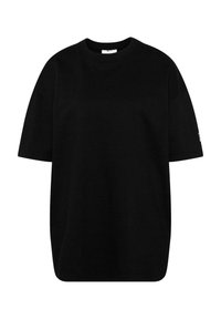 Camiseta negra de gran tamaño hecha de algodón, con mangas cortas, cuello redondo y sin patrones ni herrajes visibles.