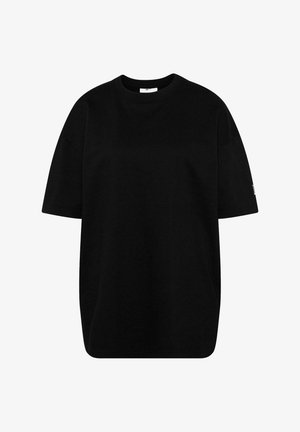 Czarna, przyduża koszulka z bawełny, z krótkimi rękawami, okrągłym dekoltem i bez widocznych wzorów czy elementów metalowych.