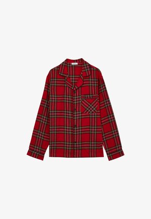 Rot karierte Langarmbluse aus weichem Stoff mit einem eingeschnittenen Kragen, Knopfleiste und einer einzelnen Brusttasche mit diagonalen Karomuster.