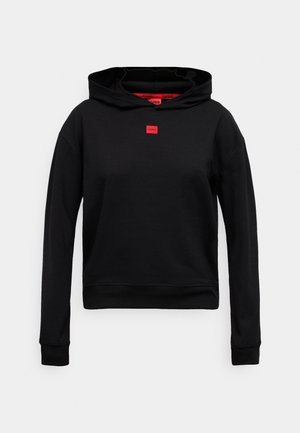 Zwarte hoodie van gladde stof, met een kangoeroezak, lange mouwen en een klein rood logo op de borst.