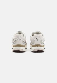 Nike Sportswear P-6000 - Športni copati - earth/light bone/sail/phantom/khaki