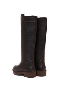 Bruine leren laarzen tot over de knie met een getextureerd oppervlak, een ronde neus en een stevige rubberen zool. Voorzien van een trekker aan de achterkant voor gemakkelijk aan- en uittrekken.