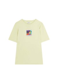 Camiseta de manga corta color amarillo limón en algodón suave, con un estampado gráfico rectangular y colorido centrado en el pecho.