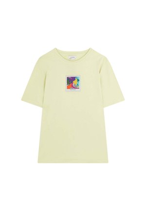 Camiseta de manga corta color amarillo limón en algodón suave, con un estampado gráfico rectangular y colorido centrado en el pecho.