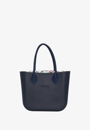 Navyblaue Tasche aus glattem Material, mit zwei Griffen und einem blumigen Innenmuster. Logo auf der Vorderseite geprägt.
