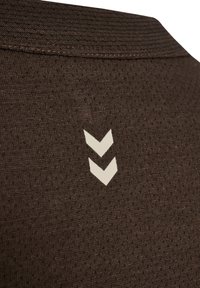 Bruine stof met een gestructureerde afwerking, met een wit chevron-logo op de rug nabij de kraag.