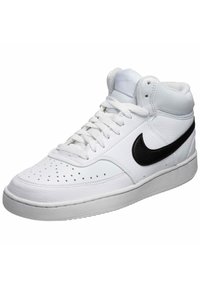 Baskets montantes blanches en cuir texturé avec une boîte à orteils perforée et un swoosh noir contrastant sur le côté. Lacets plats et cheville rembourrée.