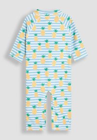 Kurzarmpyjumpsuit in Hellblau mit weißen Streifen, versehen mit einem Ananasdruck in Gelb und Grün. Aus elastischem Material für optimalen Tragekomfort.