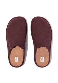 Bordeaux kleurige instapschoenen van zacht suède. Gesloten neus en open achterkant. Bruin gevoerd voetbed met logo, rubberen buitenzool voor grip.