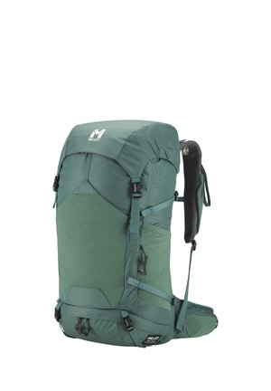 Sac à dos de randonnée vert avec plusieurs sangles, boucles, support rembourré pour les épaules et la taille, et logo de la marque Millet à l'avant et en bas.