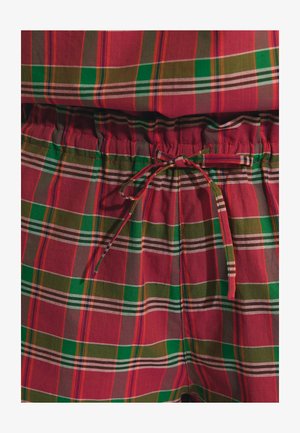 Tela a cuadros roja, verde y marrón con cintura elástica y cordón atado en el centro.