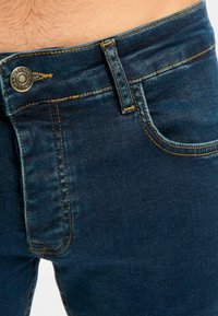 2Y Premium MARKUS  - Pieguloša piegriezuma džinsi - blue