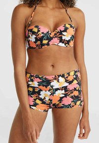Bloemige bikini-set met een gewatteerde bandeau-top met oranje, roze en witte bloemen op een zwarte achtergrond; gecombineerd met hoge short.