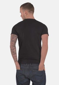 Paradiso Clothing IRON NUMBER OF THE GRAPHIC PRINT - Print T-shirt - black