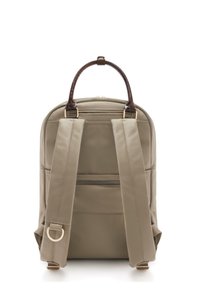 Sac à dos beige en matériau texturé, équipé d'une poignée supérieure, de bretelles rembourrées et d'une poche arrière zippée.