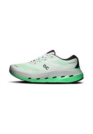 Weißer und grüner Laufschuh mit Mesh-Obermaterial, schwarzer Innenfütterung, weißen Schnürsenkeln und dicker, gepolsterter Sohle. Markenlogo an der Seite sichtbar.