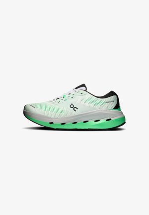 Weißer und grüner Laufschuh mit Mesh-Obermaterial, schwarzer Innenfütterung, weißen Schnürsenkeln und dicker, gepolsterter Sohle. Markenlogo an der Seite sichtbar.
