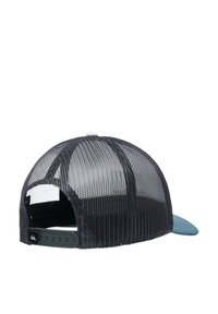 Sort mesh trucker cap med en blå skygge, der har en snapback lukning og et rundt logo bagpå. Teksturerede mesh-sider for ventilation.