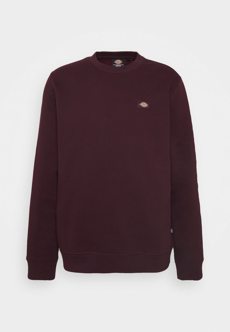 Burgundin pitkähihaiseen crew-neck-huppariin, jossa on pieni Dickies-logo-ompelus vasemmalla rinnalla, ribbaatut hihansuut ja helma.