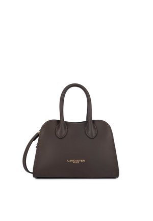 Sac à main en cuir marron foncé avec deux poignées, une bandoulière latérale et le logo "Lancaster Paris" en lettres dorées à l'avant.