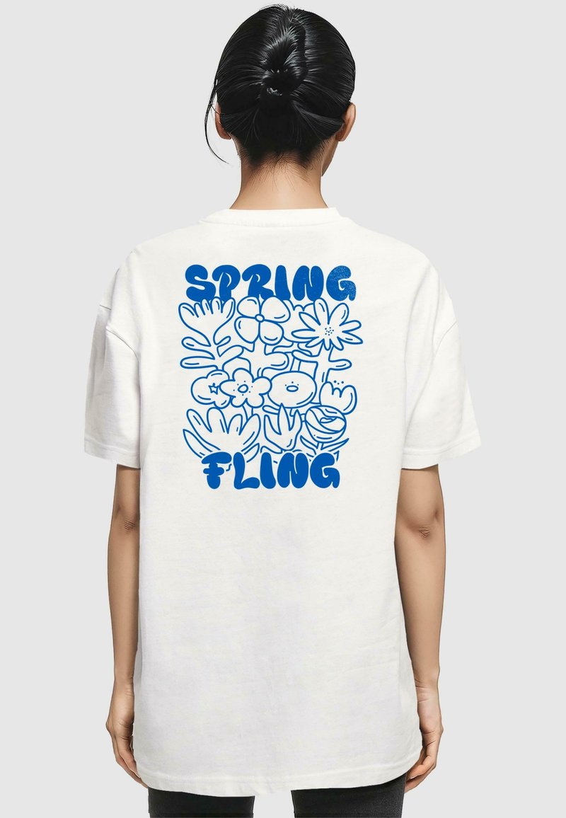 Weißes Baumwoll-T-Shirt mit floralen blauen Motiven und dem Text "SPRING FLING" darüber. Lockere Passform, kurze Ärmel und Rundhalsausschnitt.
