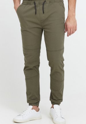 SDHENAKO - Tracksuit bottoms - dusty olive