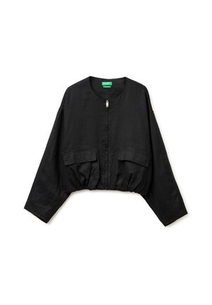 Schwarze, kurz geschnittene Jacke mit langen Ärmeln, Frontreißverschluss, zwei großen Klappentaschen und gesäumtem, elastischem Bund.