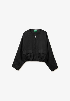 Zwarte cropped jas met lange mouwen, ritssluiting aan de voorkant, twee grote klepzakken en een geplooide elastische tailleband.