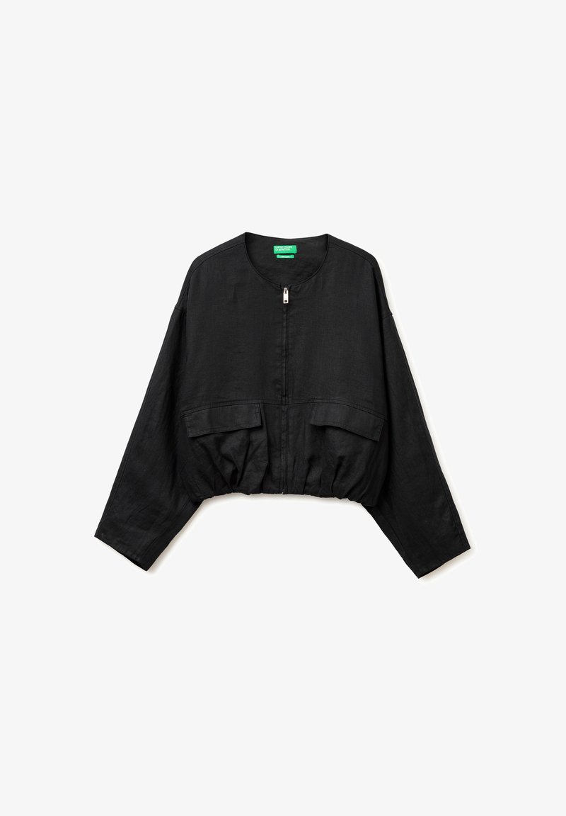 Schwarze, kurz geschnittene Jacke mit langen Ärmeln, Frontreißverschluss, zwei großen Klappentaschen und gesäumtem, elastischem Bund.