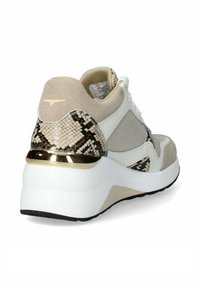 Sneaker beige con dettagli a motivo serpente, suola intermedia bianca e hardware dorato sul tallone. Materiali testurizzati e design elegante.
