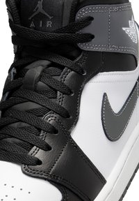 Jordan AIR JORDAN 1 MID - Sapatilhas de cano alto - black/iron grey-white