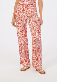 Leichte, fließende Hosen im rot, blau und cremefarbenen Paisley-Muster mit einem lockeren Schnitt und weitem Bein. Mit einem elastischen Taillenbund.