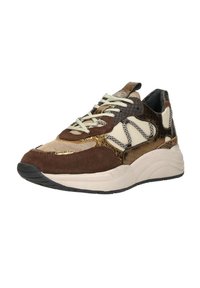Bruine en crèmekleurige sneaker met suede en mesh materialen, voorzien van getextureerde accenten en een dikke, sculpted zool. Lichte veters en een reliëflogo-detail.