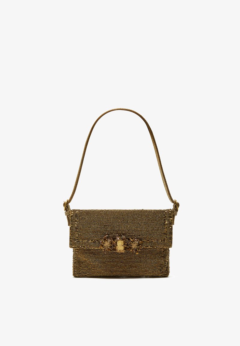 Sac à main de couleur dorée avec une surface texturée, de forme rectangulaire, et un fermoir décoratif. Comprend une bandoulière unique pour le porter.