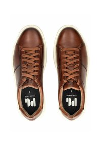 Braune Ledersneaker mit runder Spitze, weißen Gummisohlen und Schnürdesign. Verfügt über eine strukturierte Oberfläche und eine gepolsterte Zunge.