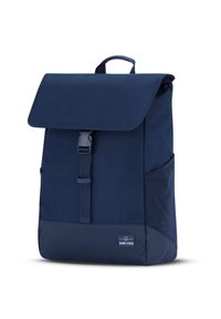Mochila de lienzo color azul marino con solapa plegable, correa ajustable y bolsillos laterales. Fondo reforzado y pequeño detalle del logo.
