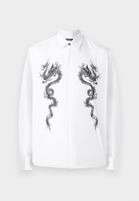 Cămașă albă cu mânecă lungă, fabricată dintr-un material neted, având designuri de dragoni negri pe față. Guler clasic și închidere cu butoane.