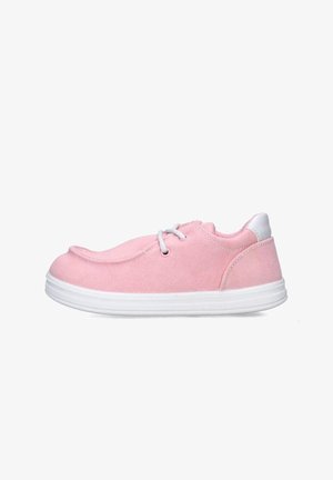 Scarpa da ginnastica rosa in tela con punta rotonda, suola bianca e lacci bianchi. Il tacco è leggermente imbottito e la parte superiore ha una texture liscia.