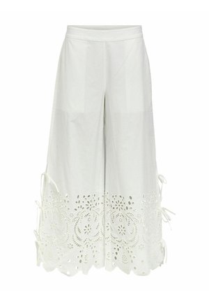 Pantalon blanc à jambes larges et taille haute, avec une broderie florale ajourée complexe et des détails noués sur le côté à l'ourlet.