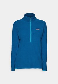 Modrý fleecový svetr s texturovaným vzorem, polovičním zipem a kontrastními teal akcenty na zipu a manžetách. Obsahuje logo na hrudi.