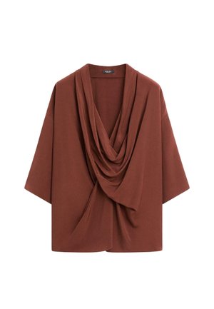 Losse bruine cardigan met brede mouwen en een diep geplooide halslijn, gemaakt van zacht materiaal.