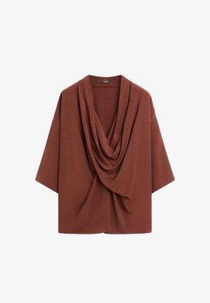 Losse bruine cardigan met brede mouwen en een diep geplooide halslijn, gemaakt van zacht materiaal.