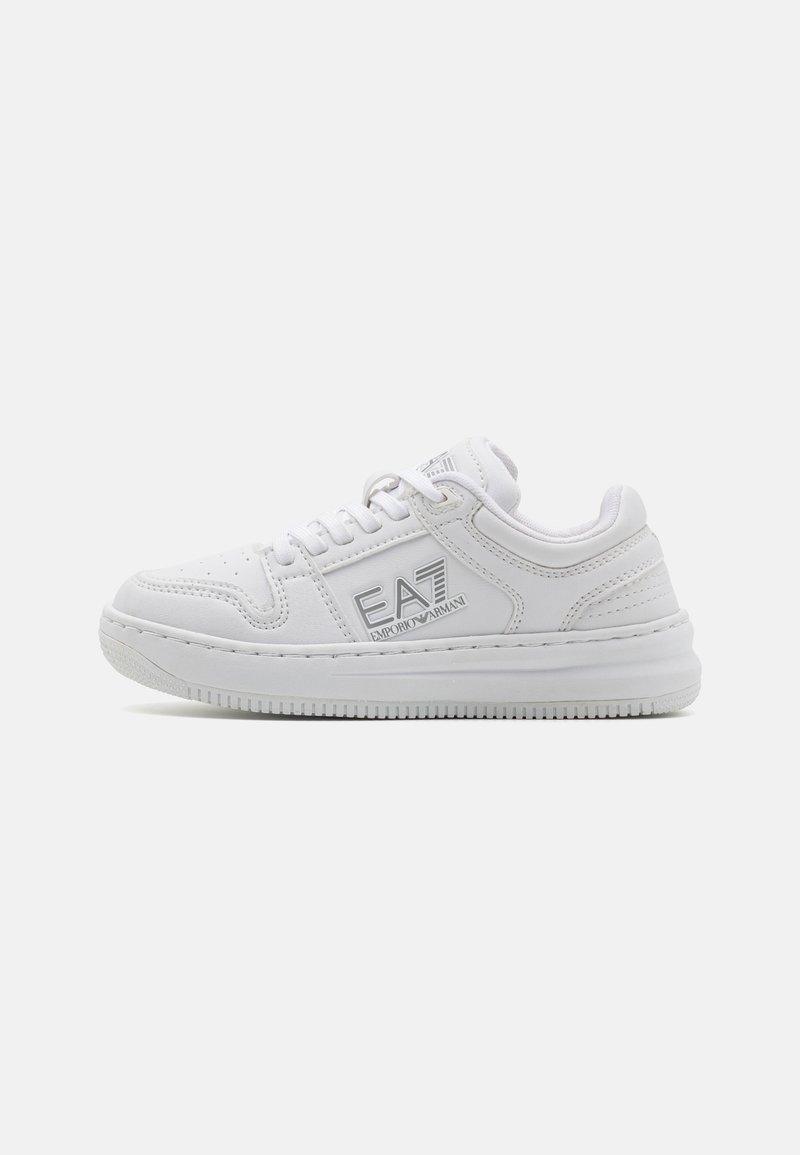 Hvite lær sneakers har en jevn tekstur, rund tå og snøring. Merkevarelogoer vises på siden.