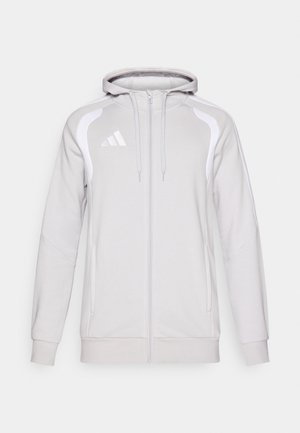 Ανοιχτό γκρι φούτερ με φερμουάρ και λευκές λεπτομέρειες, με κουκούλα, μπροστινές τσέπες και λογότυπο στο αριστερό στήθος. Μαλακό ύφασμα και άνετη εφαρμογή.