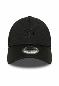 Casquette New Era 39Thirty noire avec visière courbée et logo 'NY' brodé à l'avant, taille moyenne-grande visible sur l'autocollant.