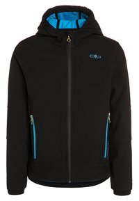 Zwarte softshell jas met een blauwe binnenvoering, ritszakken en een verstelbare capuchon. Kenmerkt zich door een logo op de borst en contrasterende ritsen.